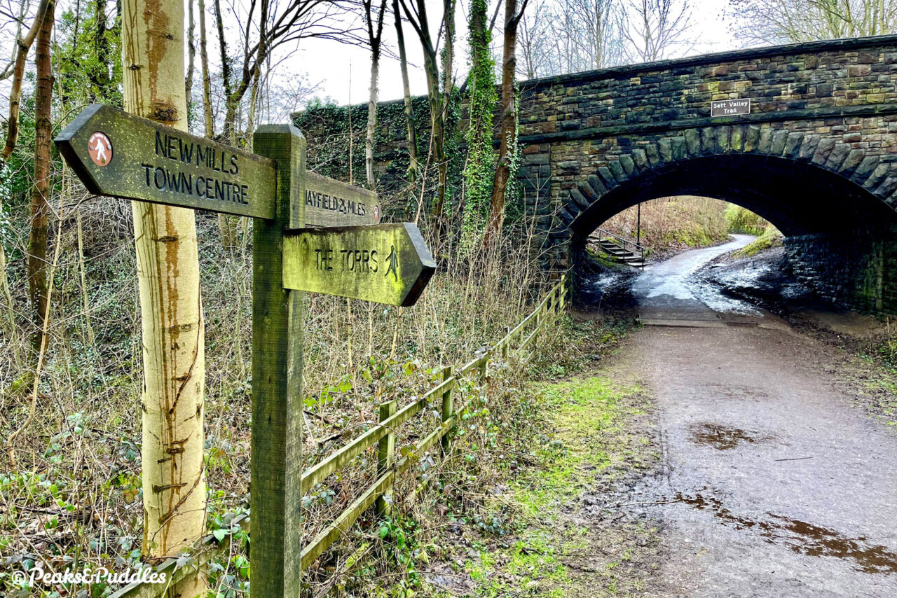 A signpost near Hyde Bank Road bridge points the short 2.5 miles to Hayfield.
